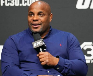 Daniel-Cormier-r&eacute;v&egrave;le-qui-doit-combattre-Justin-Gaethje-pour-le-titre-ufc-mma