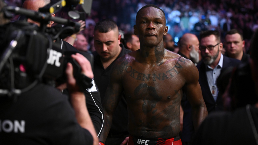Israel Adesanya annonce changer de coach pour préparer son prochain combat à l’UFC.
