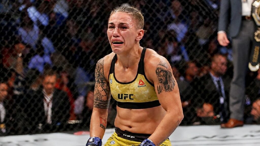 Cette ancienne championne de l’UFC livre des repas pour gagner de l’argent pendant sa convalescence