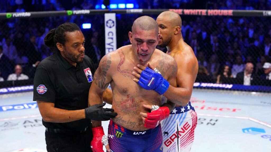 Un arbitre légendaire défend Herb Dean après les accusations d’Alex Pereira