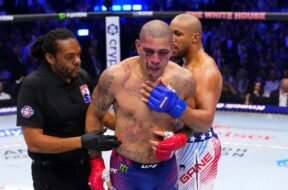John-McCarthy-d&eacute;fend-Herb-Dean-contre-accusations-Alex-Pereira-d&eacute;faite-Ciryl-Gane-coups-ill&eacute;gaux-ufc-mma