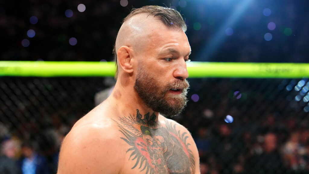 dustin-poirier-cash-conor-mcgregor-ufc-329