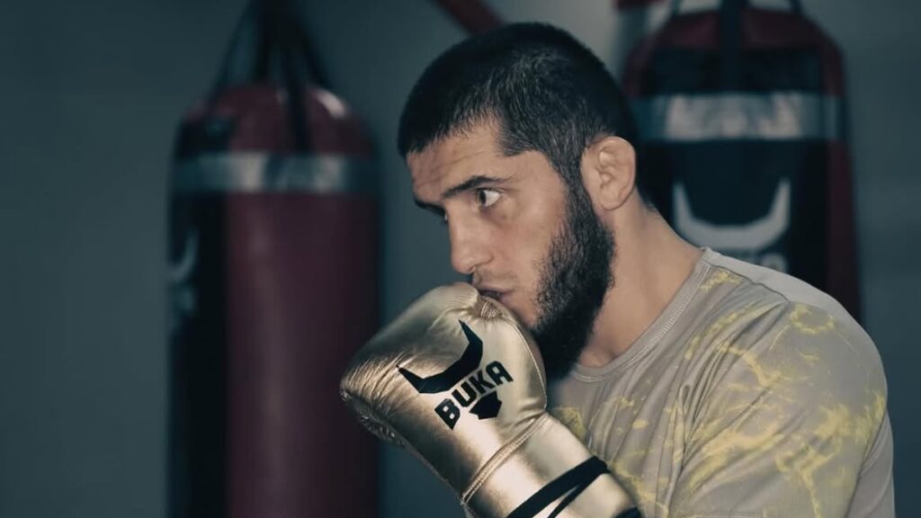 Islam Makhachev dévoile son plan pour battre Ian Garry à l’UFC 330 : « Je vais essayer de… »