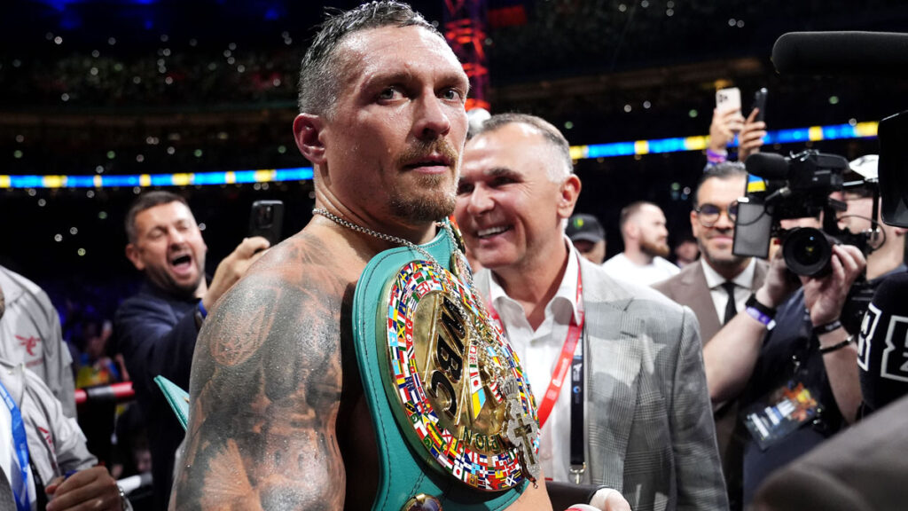 Oleksandr Usyk a annoncé l'abandon de ses trois titres mondiaux (WBA, IBF, WBC) vendredi dernier. Dès lors, orphelin de ses ceintures, l'Ukrainien chercherait un dernier combat, au Zuffa Boxing.