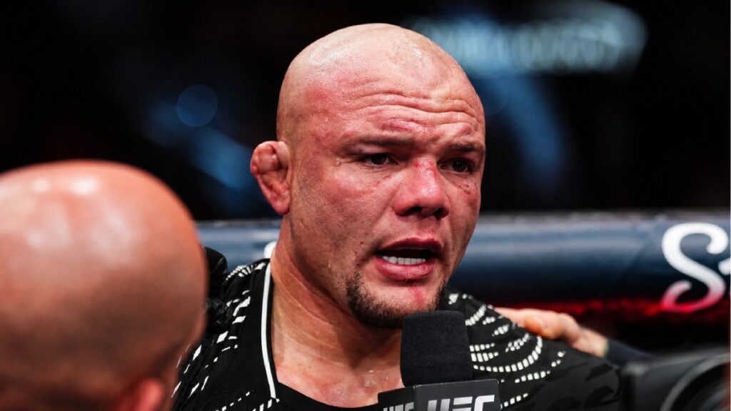Anthony Smith sort du silence après son arrestation et plusieurs accusations graves