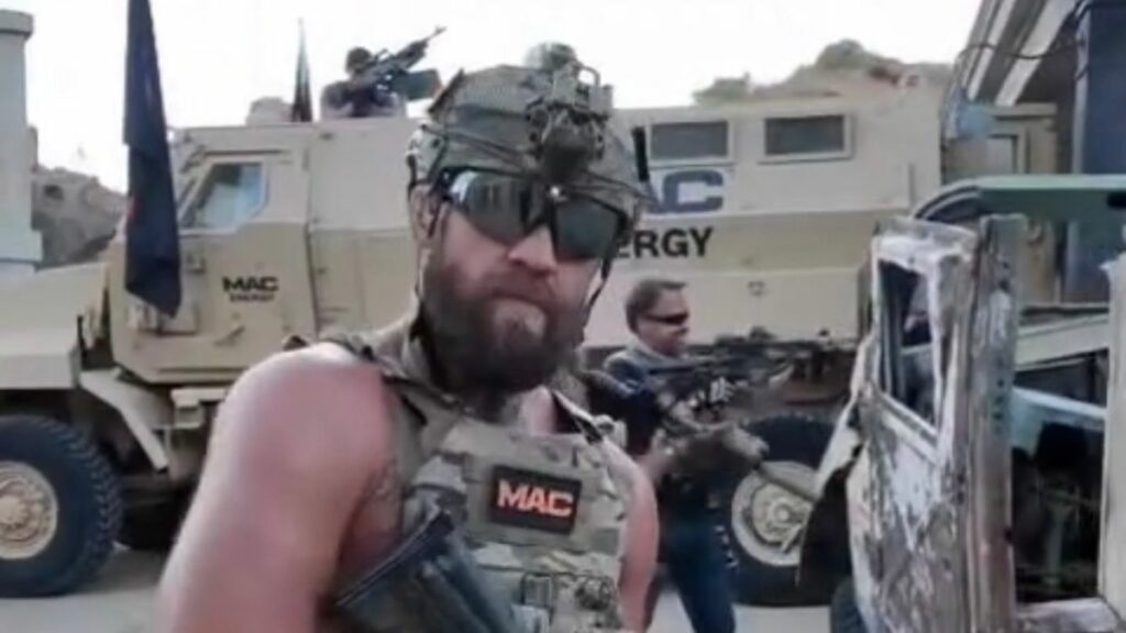 Quelques jours après avoir subi une opération du genou, Conor McGregor est déjà de retour dans une pub insolite.