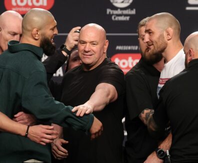 Daniel-Cormier-d&eacute;truit-la-rivalit&eacute;-entre-Khamzat-Chimaev-et-Sean-Strickland-UFC-MMA