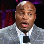 Daniel Cormier s’insurge contre les potentielles sanctions de Max Holloway, Paddy Pimblett et Gable Steveson Daniel Cormier n’a pas mâché ses mots concernant les potentielles sanctions qui pourraient viser trois des vainqueurs de l’UFC 329.