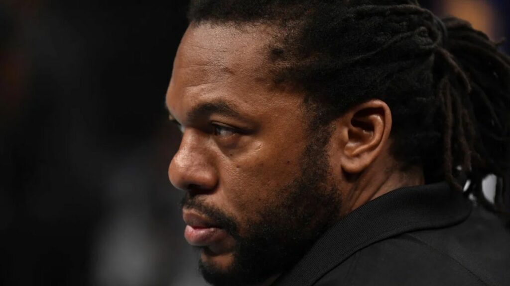 Depuis plusieurs mois, Herb Dean ne semble pas s’en sortir avec son arbitrage. L’arbitre américain s’est encore une fois illustré.