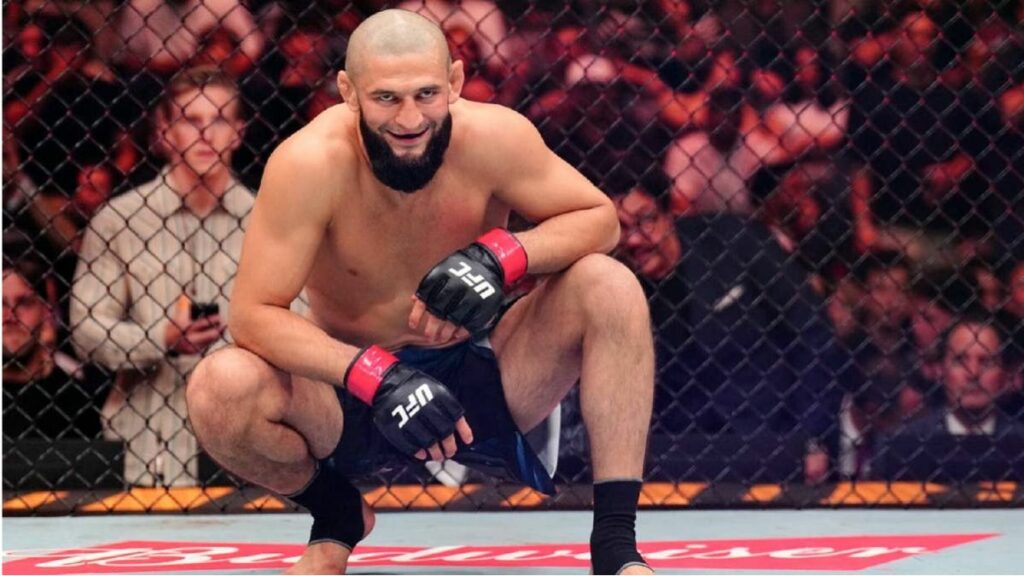 Dominé et battu par Sean Strickland en mai dernier, Khamzat Chimaev ne devrait pas rester inactif avant de retrouver l’UFC.
