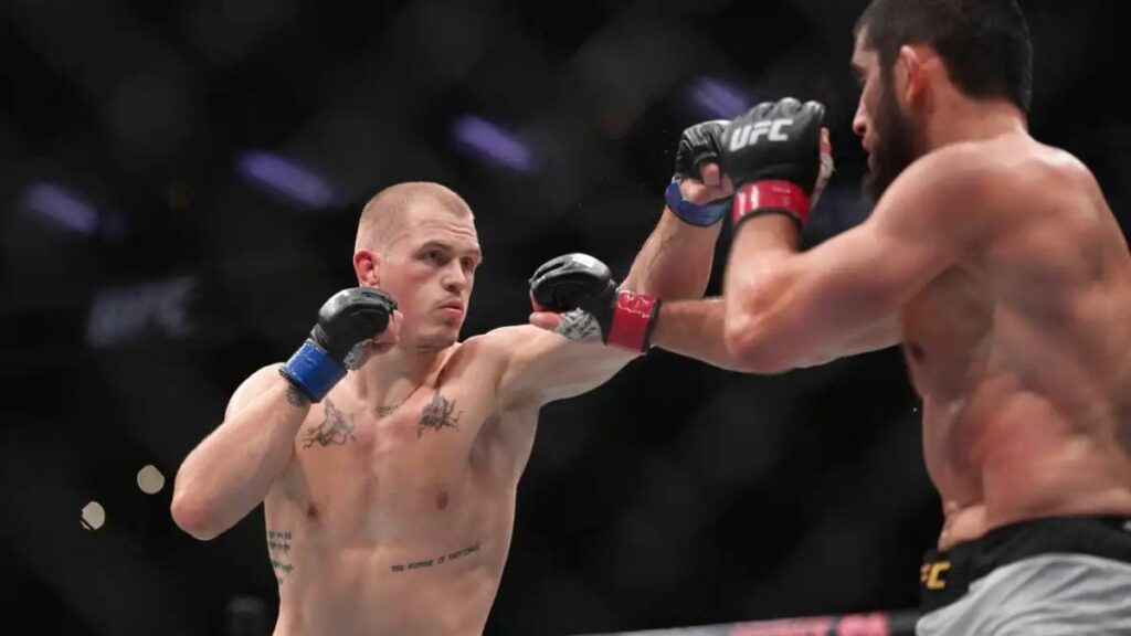 Ian Garry s’est incliné face à Islam Makhachev lors de l’UFC 330. Javier Mendez a pris sa défense face aux critiques qui le visent.