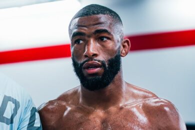 Salahdine-Parnasse-signature-se-livre-ufc-mma-Paris