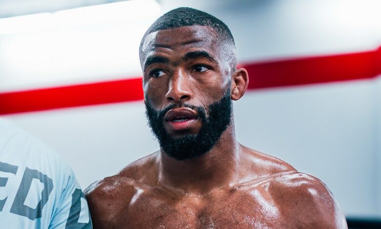 Salahdine-Parnasse-signature-se-livre-ufc-mma-Paris