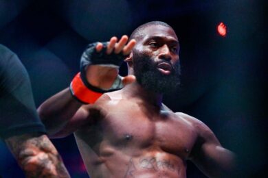 C&eacute;dric-Doumb&eacute;-critique-public-spectateurs-francais-ufc-paris-mma
