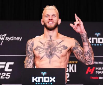UFC-Paris-Salahdine-Parnasse-Dan-Hooker-pes&eacute;es-officielle-mma