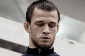 javier-mendez-vole-au-secours-d-usman-nurmagomedov-apr&egrave;s-son-geste-controvers&eacute;-&agrave;-l-ufc-shanghai (1)