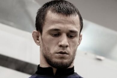 javier-mendez-vole-au-secours-d-usman-nurmagomedov-apr&egrave;s-son-geste-controvers&eacute;-&agrave;-l-ufc-shanghai (1)