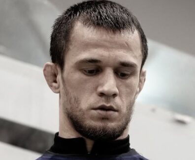 javier-mendez-vole-au-secours-d-usman-nurmagomedov-apr&egrave;s-son-geste-controvers&eacute;-&agrave;-l-ufc-shanghai (1)