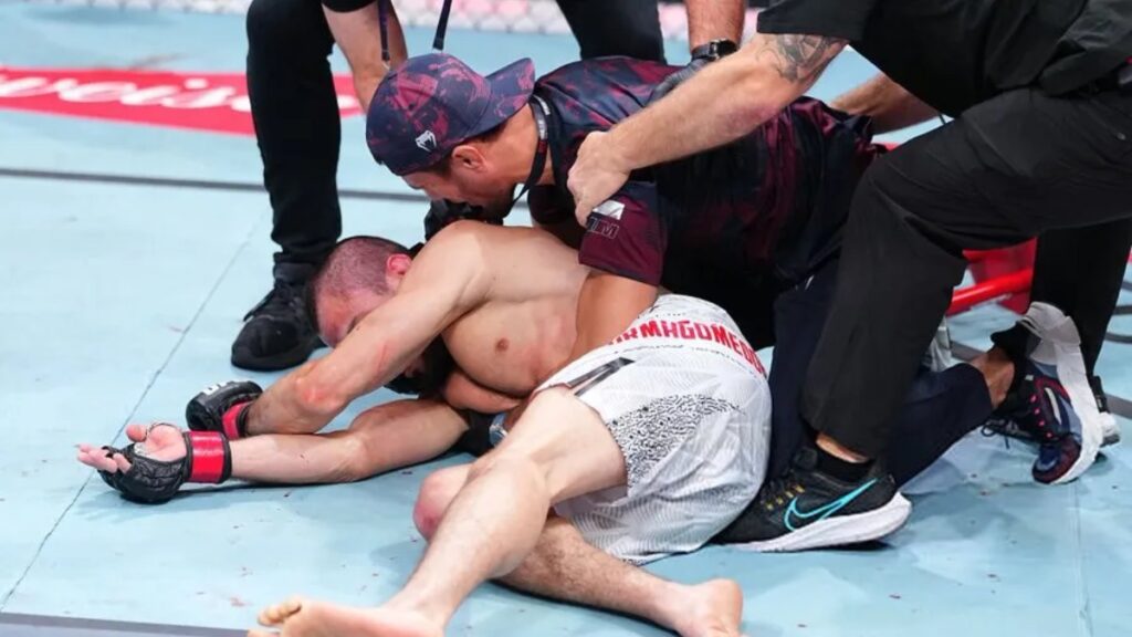 Javier Mendez vole au secours d’Usman Nurmagomedov après son geste controversé à l'UFC Shanghai