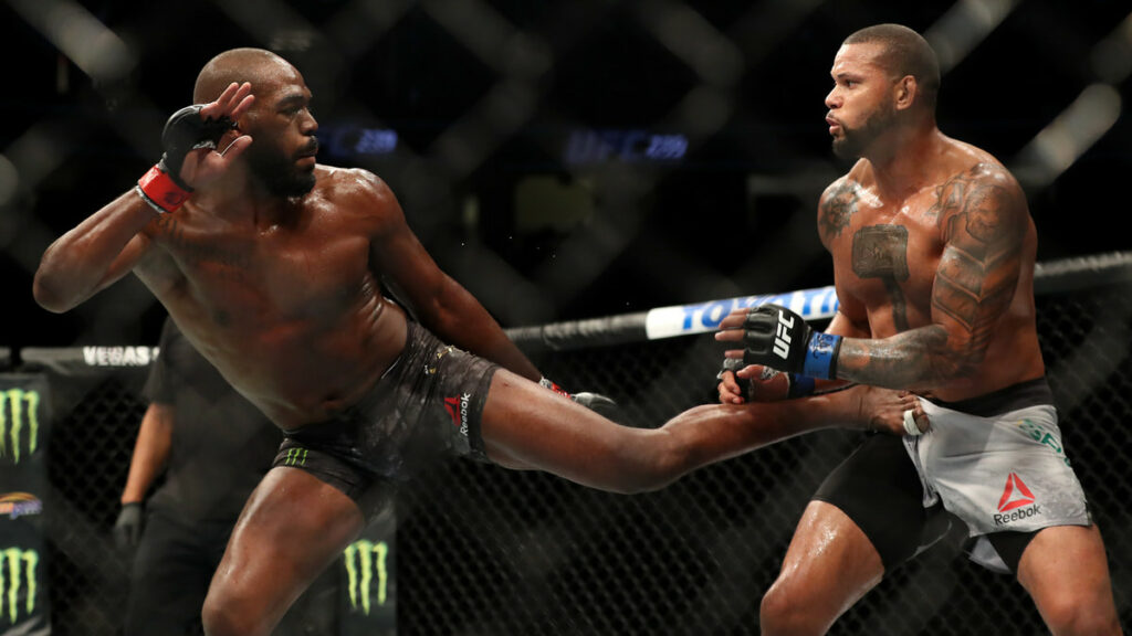jon-jones-obliques-kicks-ancien-adversaire-thiago-santos-ufc