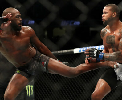 jon-jones-obliques-kicks-ancien-adversaire-thiago-santos-ufc