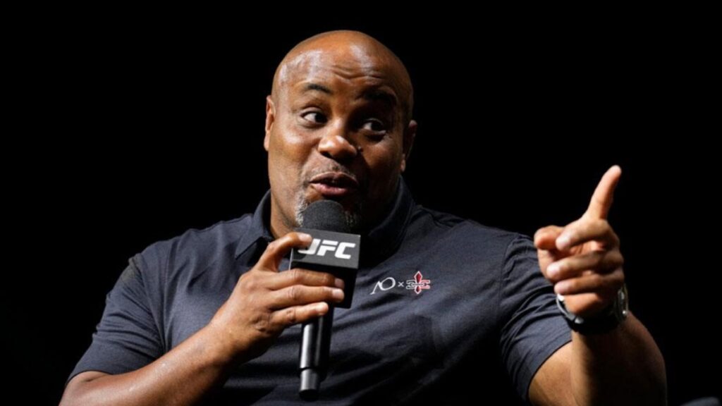 Daniel Cormier reste stup&eacute;fait du niveau de cette star de l'UFC 332