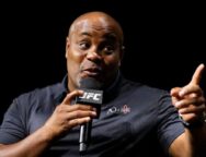 daniel-cormier-reste-stup&eacute;fait-du-niveau-de-cette-star-de-l-ufc-332