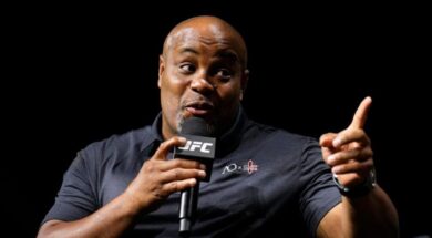 daniel-cormier-reste-stup&eacute;fait-du-niveau-de-cette-star-de-l-ufc-332