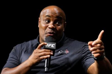 daniel-cormier-reste-stup&eacute;fait-du-niveau-de-cette-star-de-l-ufc-332
