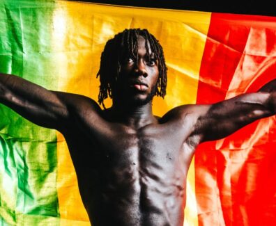 oualy-tandia-fait-une-d&eacute;claration-choc-sur-ses-origines-apr&egrave;s-sa-victoire-au-pfl-chicago